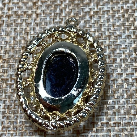 Faux Cameo Black Glass Gold Tone Frame Lady Profile Vintage Pendant - Picture 4 of 9